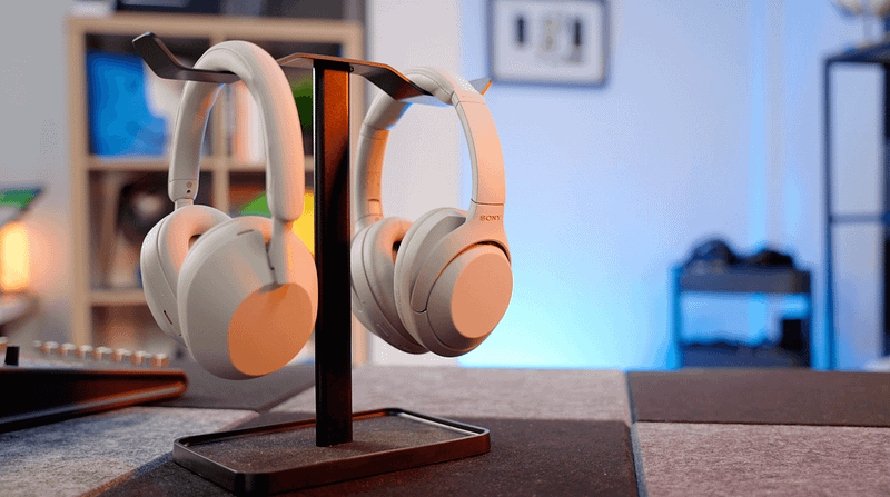 Price comparison of Sony WH-1000XM4 and XM5 headphones